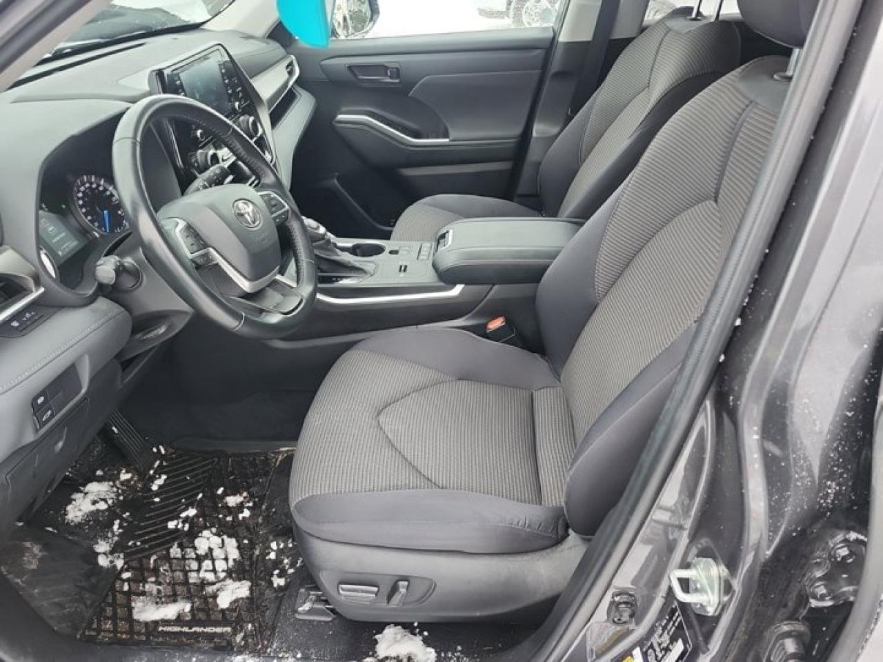 2022 Toyota Highlander Hybrid LE AWD | Carplay and Android Auto | Blindspot Monitor | Radar Cruise Control | and More ! Photo