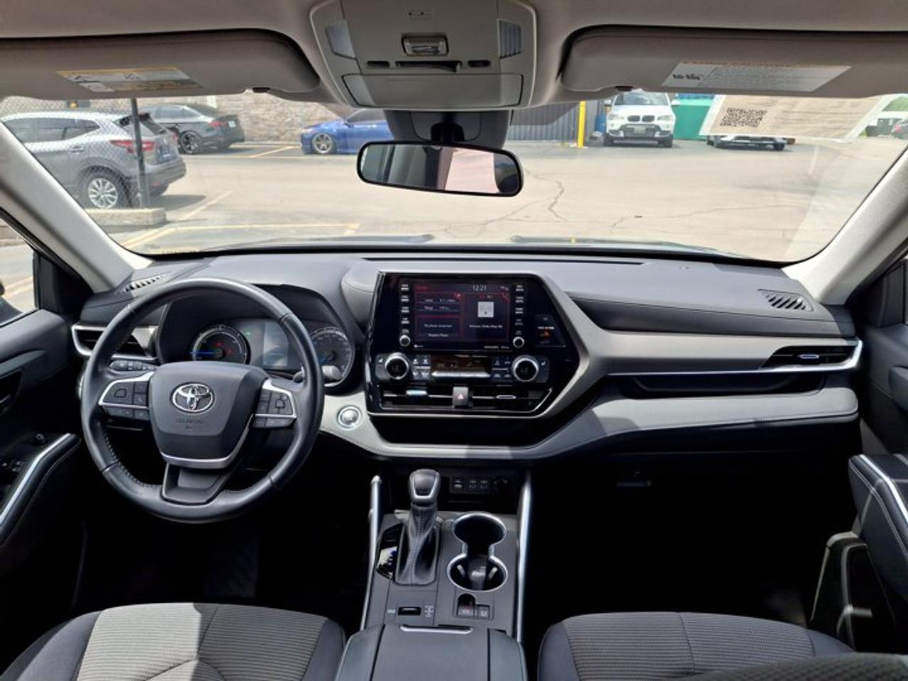 2022 Toyota Highlander Hybrid LE AWD | Carplay and Android Auto | Blindspot Monitor | Radar Cruise Control | and More ! Photo