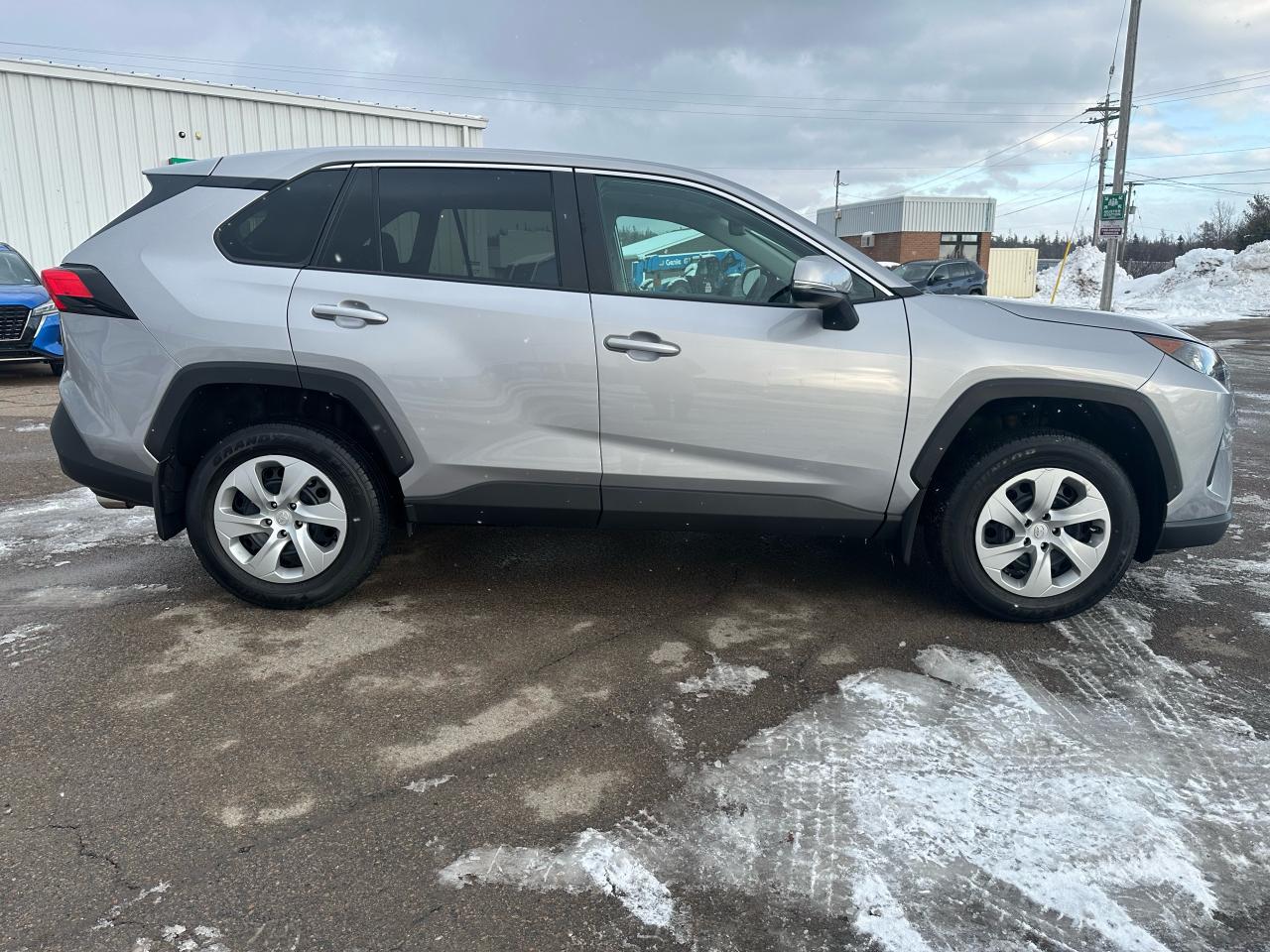 2022 Toyota RAV4 LE AWD Photo3