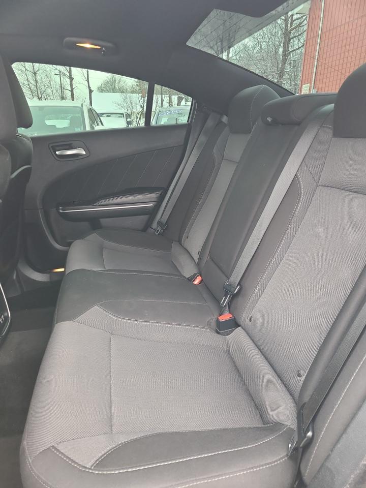 2016 Dodge Charger SXT - Photo #9