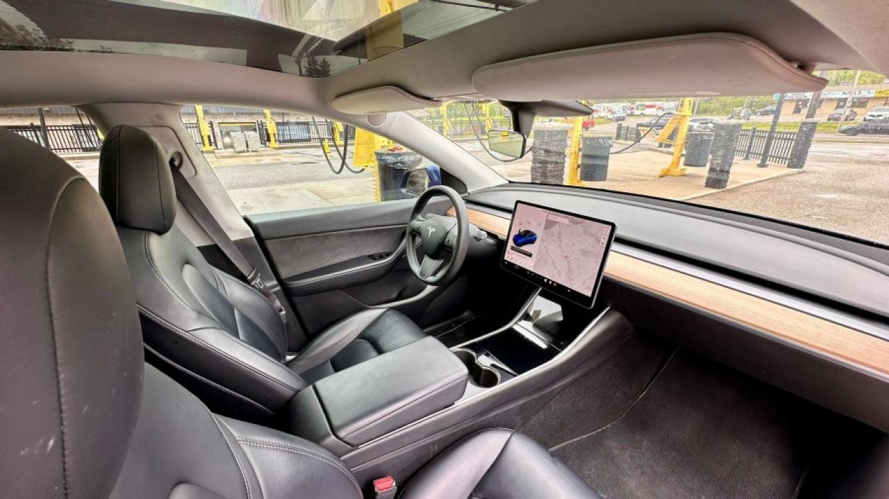 2021 Tesla Model Y * DRIVES LIKE NEW * MINT STANDARD RANGE Photo