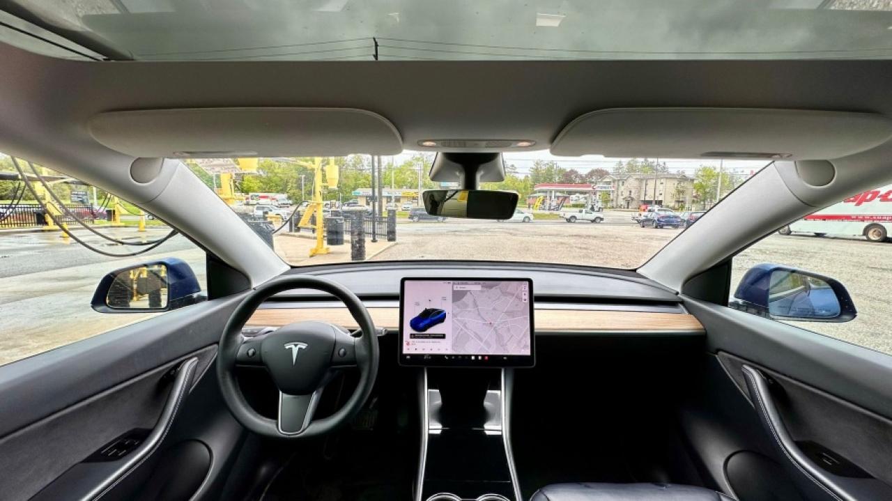 2021 Tesla Model Y * DRIVES LIKE NEW * MINT STANDARD RANGE Photo