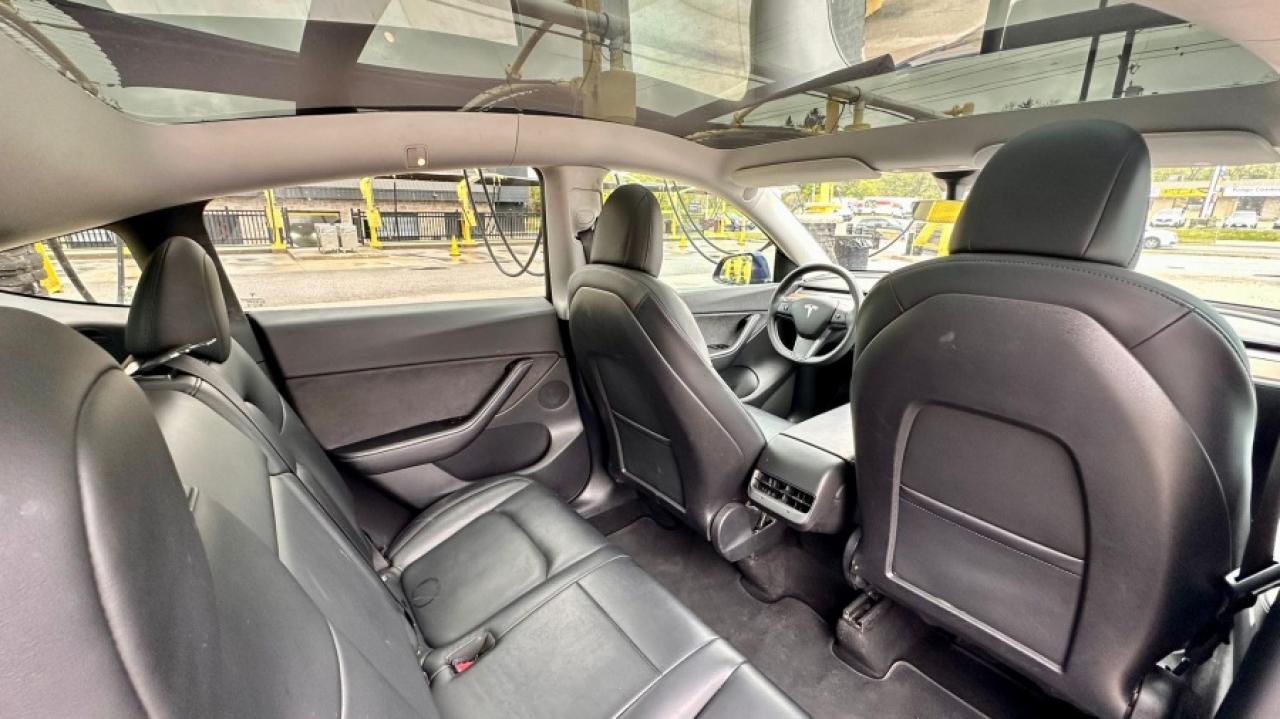 2021 Tesla Model Y * DRIVES LIKE NEW * MINT STANDARD RANGE Photo