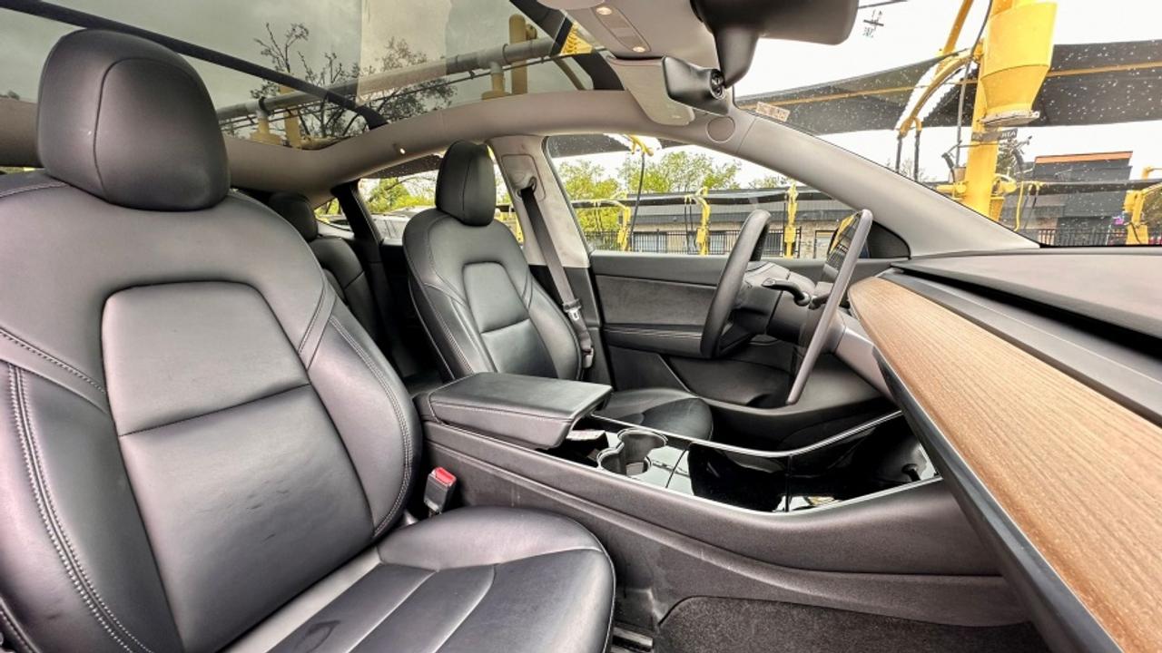 2021 Tesla Model Y * DRIVES LIKE NEW * MINT STANDARD RANGE Photo