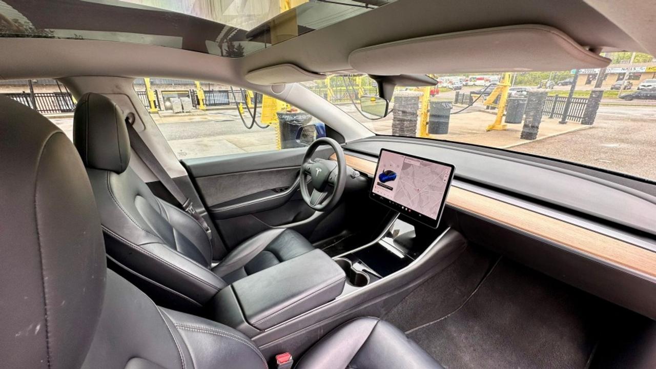 2021 Tesla Model Y * DRIVES LIKE NEW * MINT STANDARD RANGE Photo