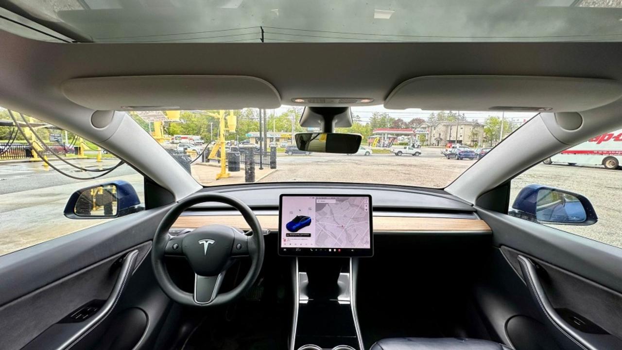 2021 Tesla Model Y * DRIVES LIKE NEW * MINT STANDARD RANGE Photo