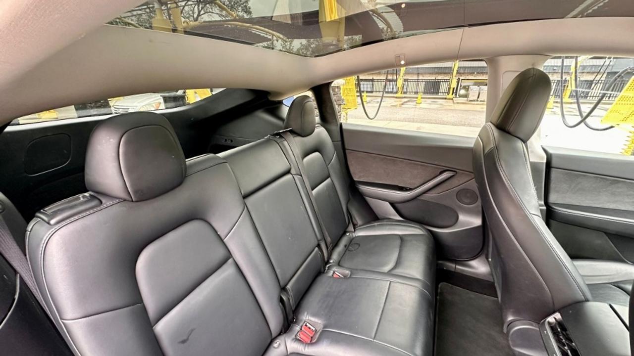 2021 Tesla Model Y * DRIVES LIKE NEW * MINT STANDARD RANGE Photo