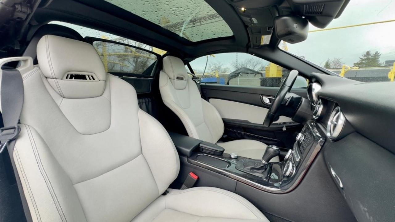 2015 Mercedes-Benz SLK250 * SUPER LOW KM * MUST SEE SLK 250 Photo