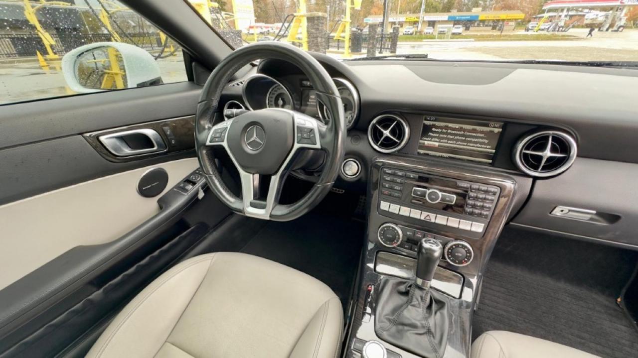 2015 Mercedes-Benz SLK250 * SUPER LOW KM * MUST SEE SLK 250 Photo