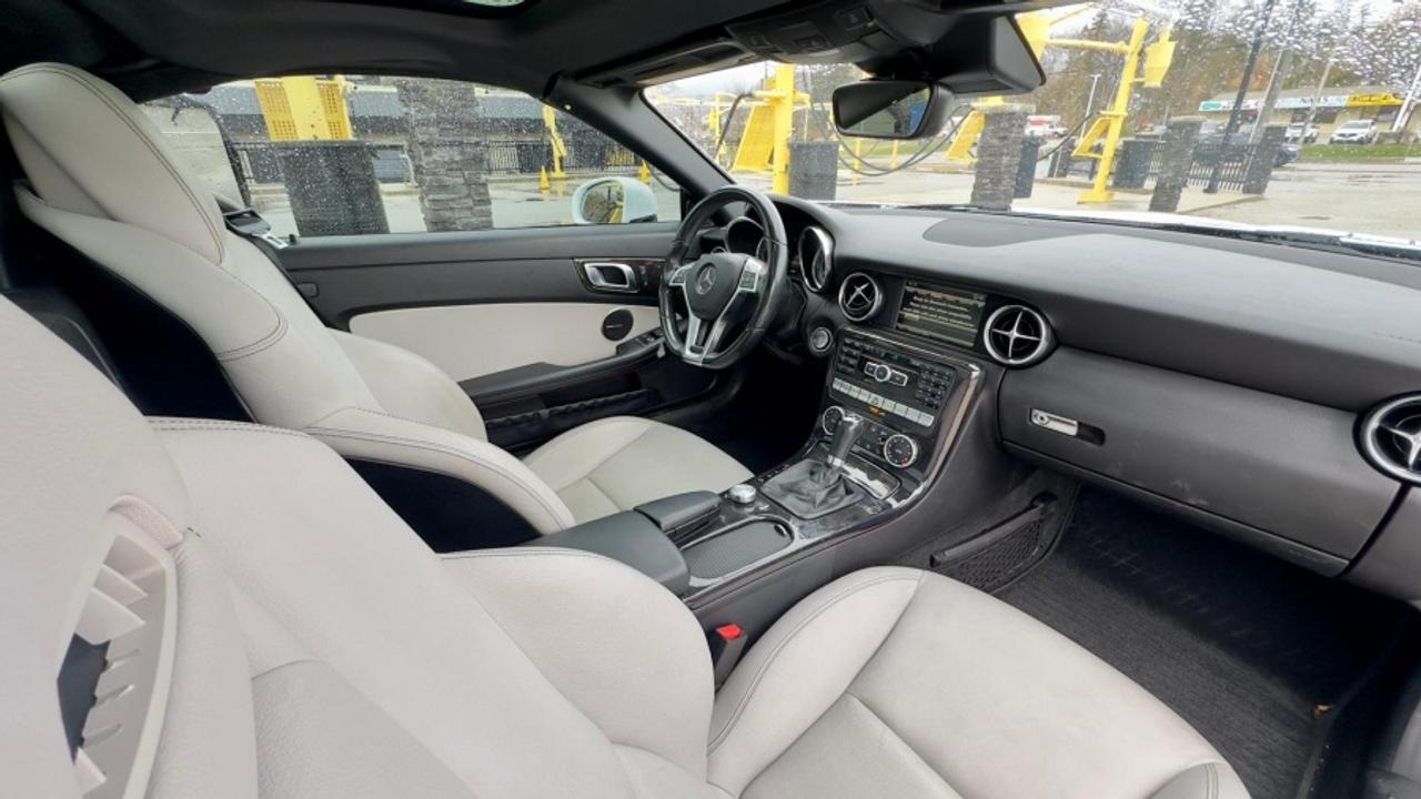 2015 Mercedes-Benz SLK250 * SUPER LOW KM * MUST SEE SLK 250 Photo