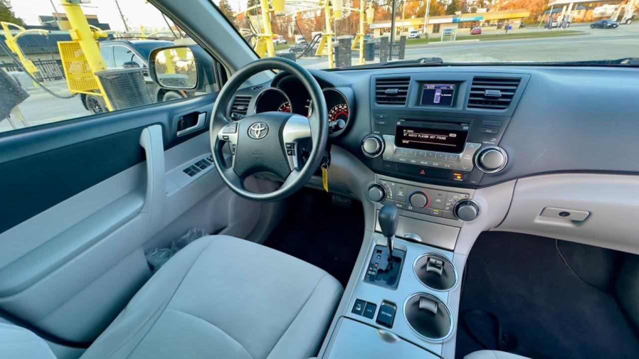 2011 Toyota Highlander * ONE OWNER * LOW KM " Photo