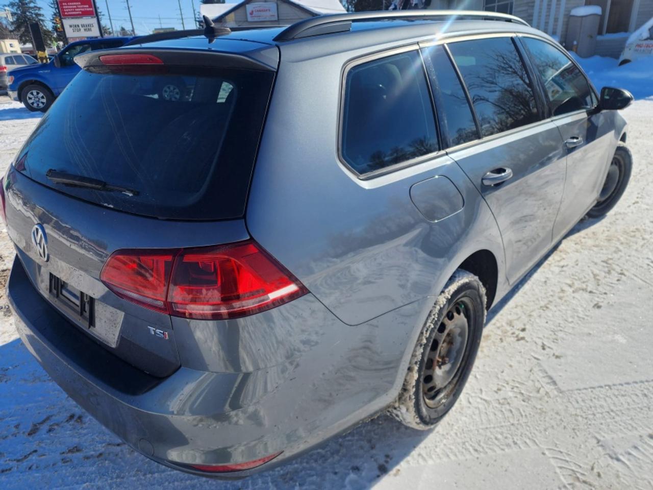 2016 Volkswagen Golf Sportwagen * LOW KM * NO ACCIDENTS " Photo