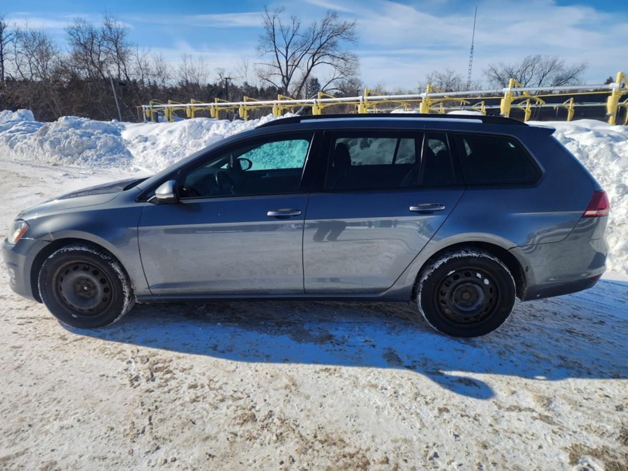 2016 Volkswagen Golf Sportwagen * LOW KM * NO ACCIDENTS " Photo