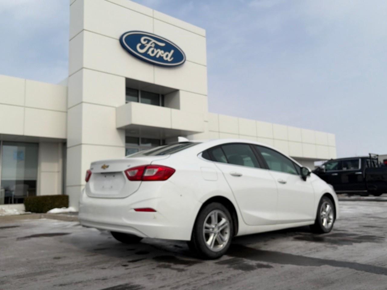 2018 Chevrolet Cruze Sedan LT (Automatic) Photo2