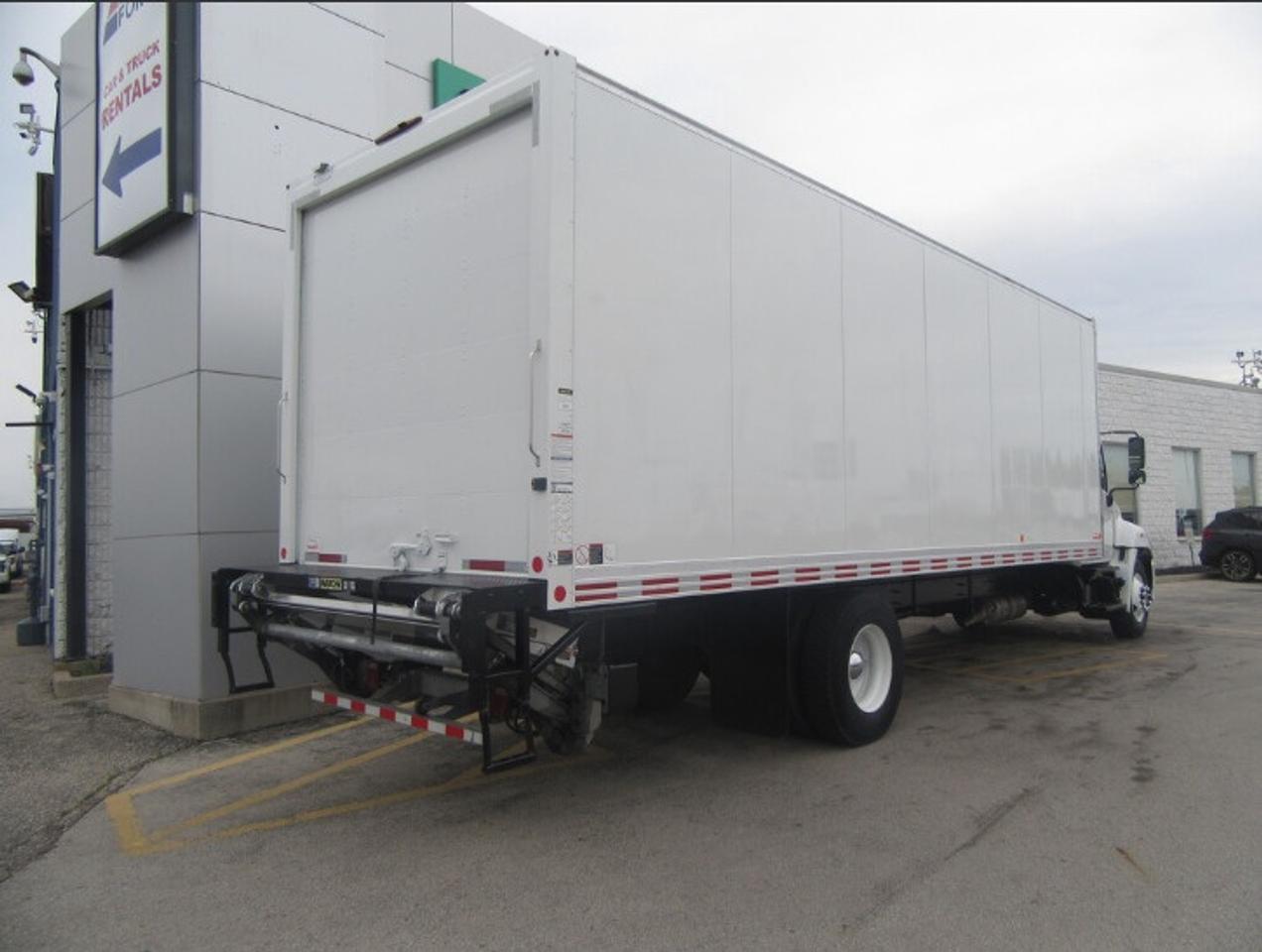 2023 Hino L7 CUMMINS 26FT BOX LARGE POWER LIFT/ROLLOUT RAMP Photo2