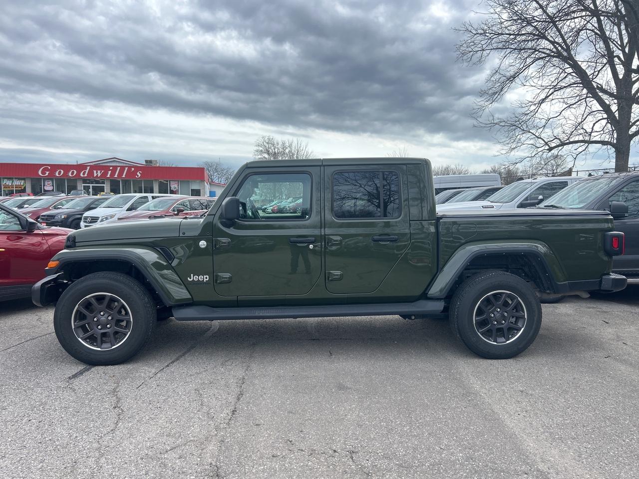 2022 Jeep Gladiator OVERLAND, CLEAN CARFAX, REMOTE START, LEATHER! Photo2