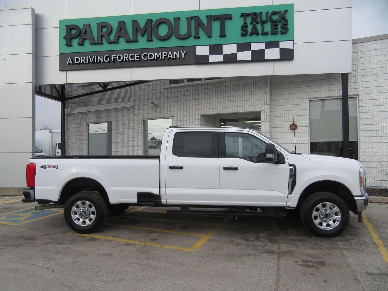 2024 Ford F-350 CREW CAB XLT 4X4 8FT LONG BOX Photo1
