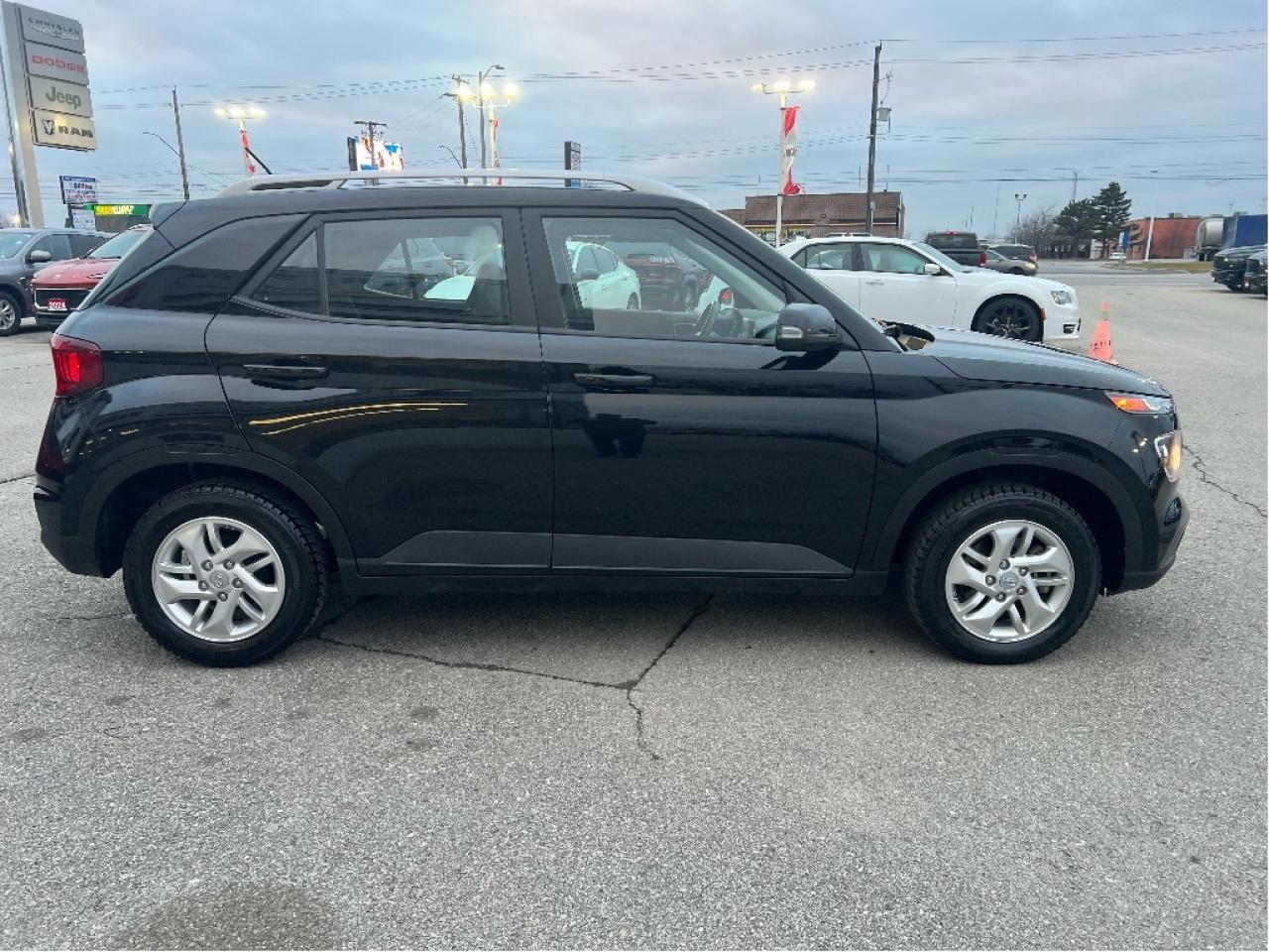 2024 Hyundai Venue Preferred IVT *HEATED SEATS *CLEAN CARFAX *LOW KMS Photo