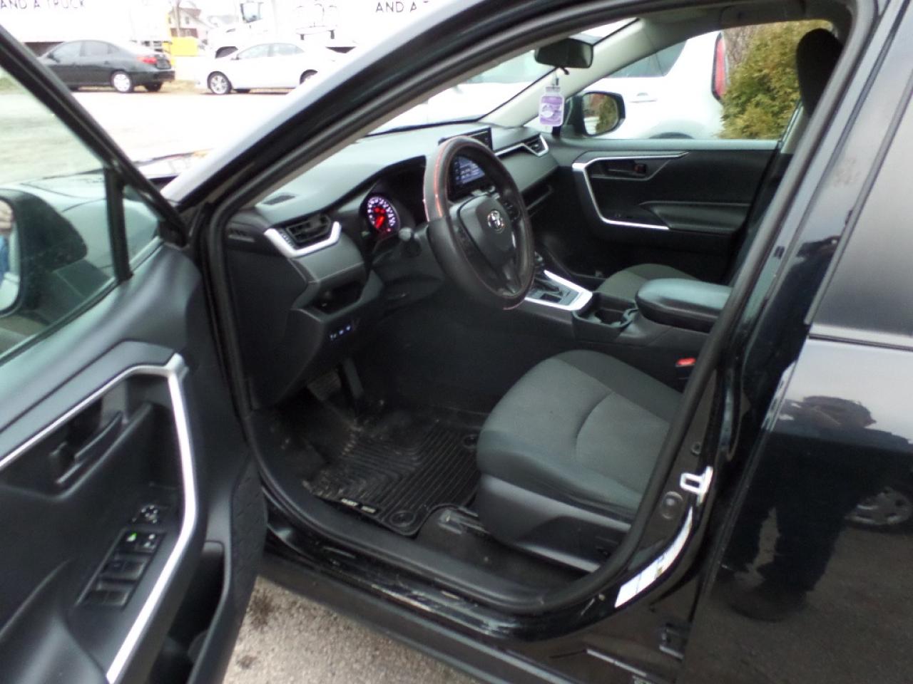 2019 Toyota RAV4 AWD LE Photo