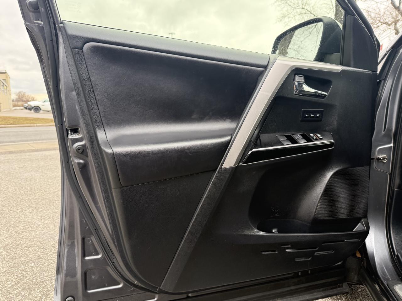 2018 Toyota RAV4 Hybrid l AWD l Limited l 2 Owner l Toyota Service Photo