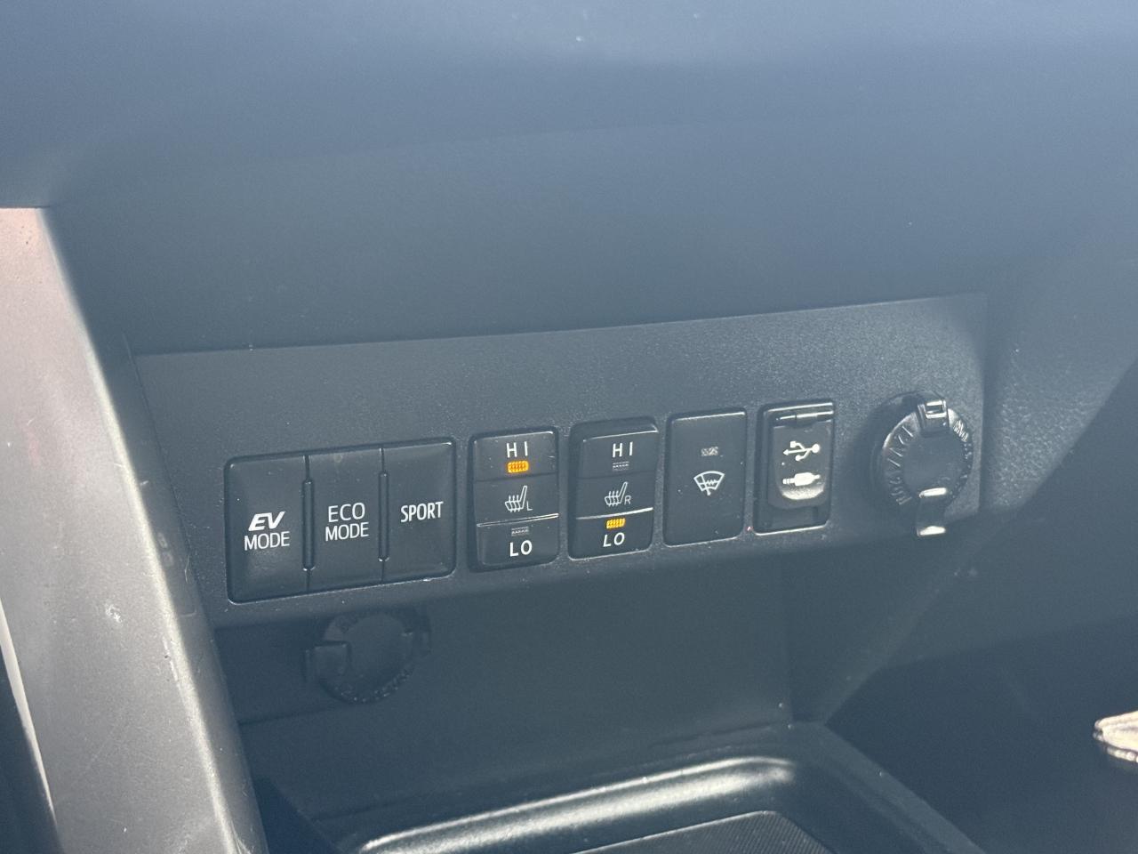 2018 Toyota RAV4 Hybrid l AWD l Limited l 2 Owner l Toyota Service Photo