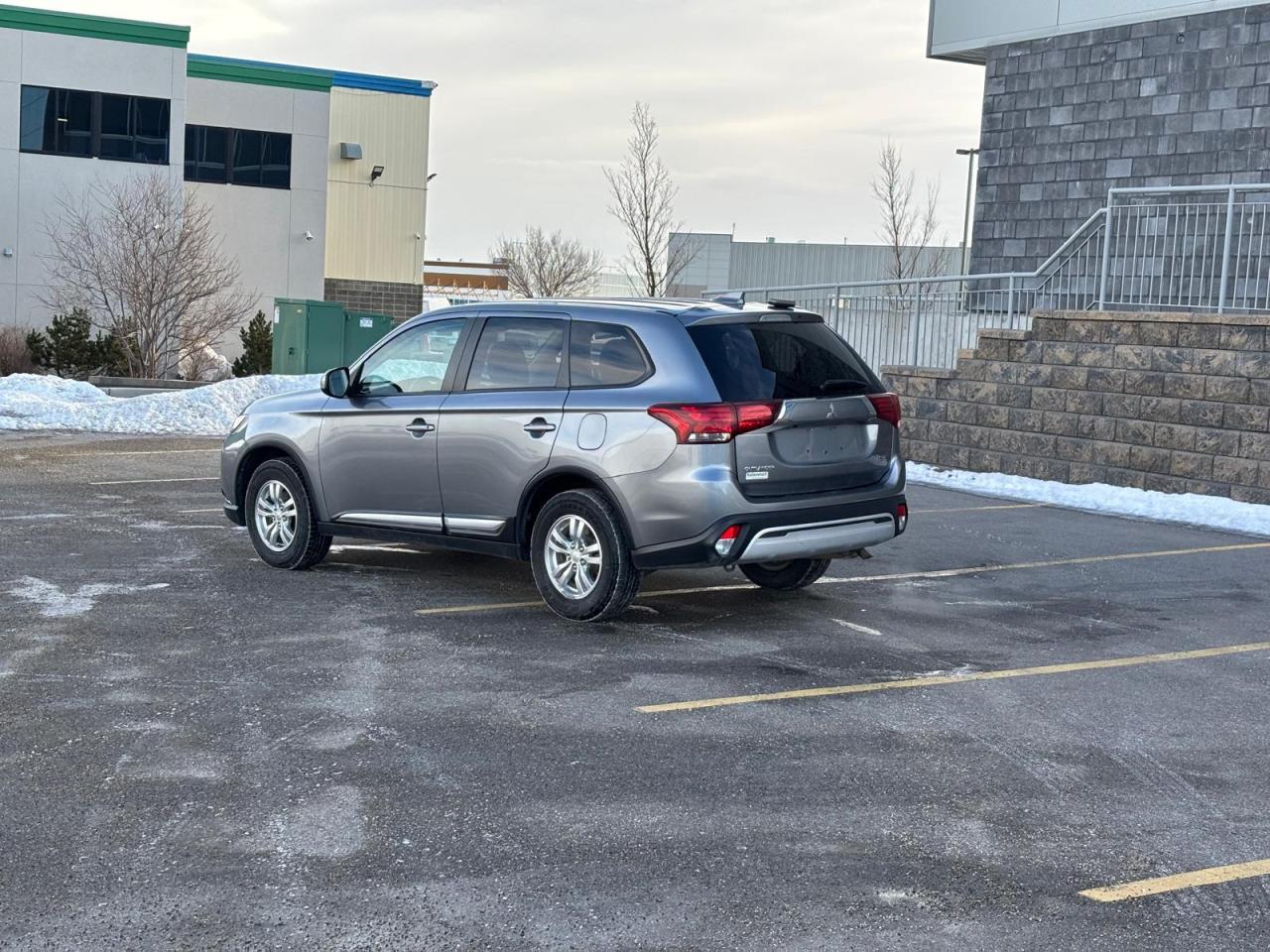 2020 Mitsubishi Outlander ES | 7 SEATER | NEW YEAR SPECIAL! Photo2