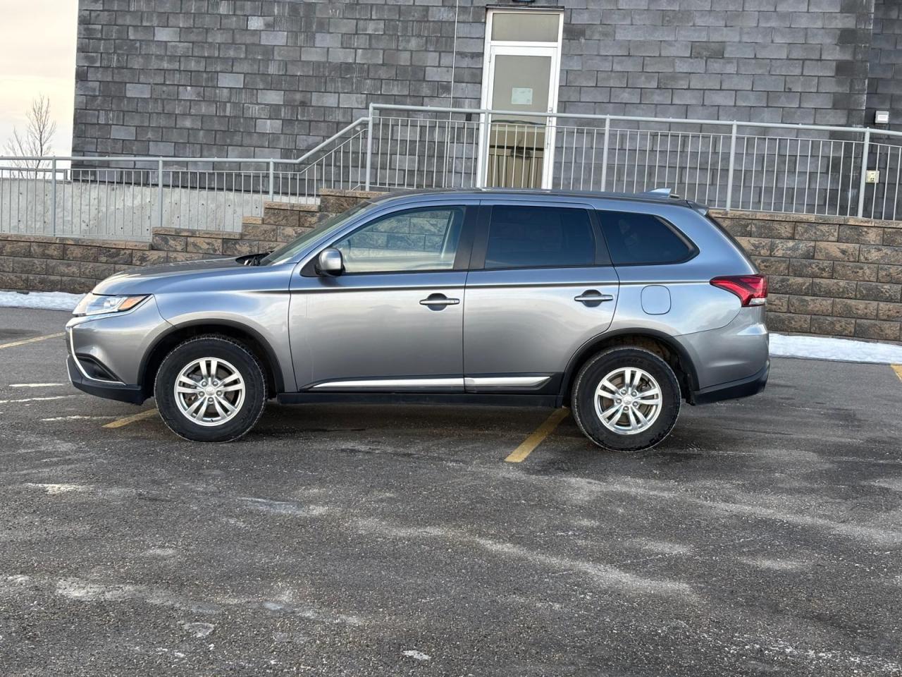 2020 Mitsubishi Outlander ES | 7 SEATER | NEW YEAR SPECIAL! Photo