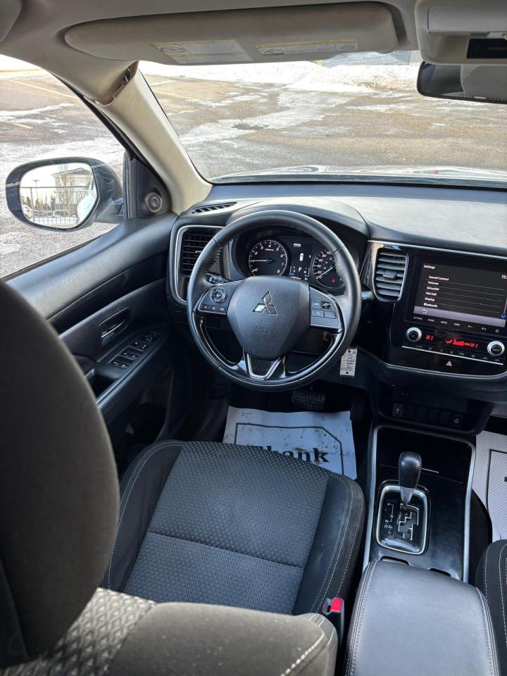 2020 Mitsubishi Outlander ES | 7 SEATER | NEW YEAR SPECIAL! Photo