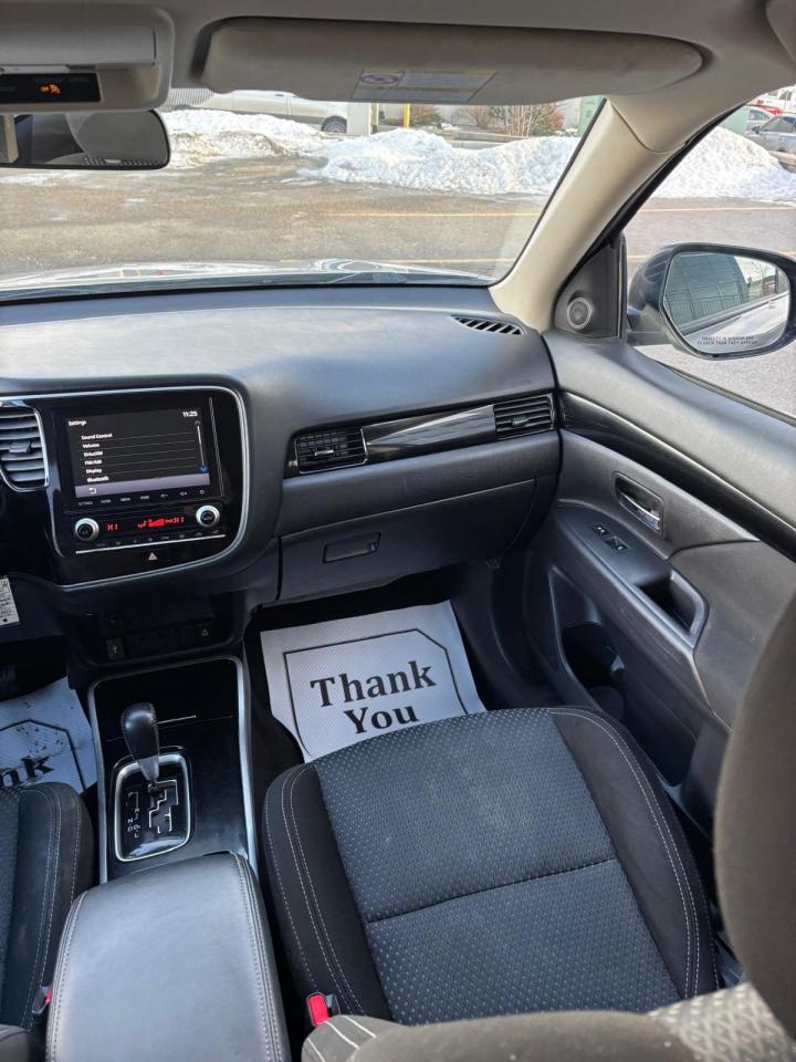 2020 Mitsubishi Outlander ES | 7 SEATER | NEW YEAR SPECIAL! Photo