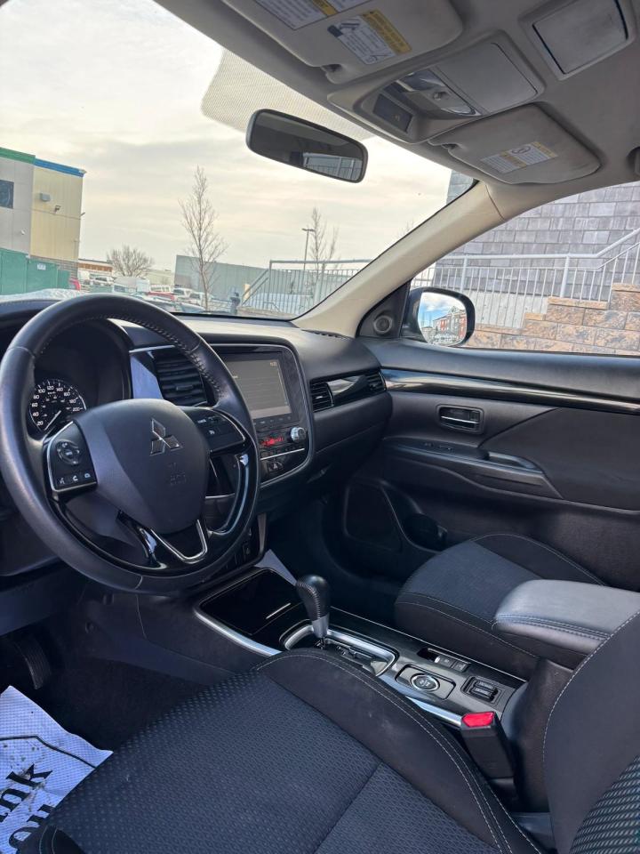 2020 Mitsubishi Outlander ES | 7 SEATER | NEW YEAR SPECIAL! Photo