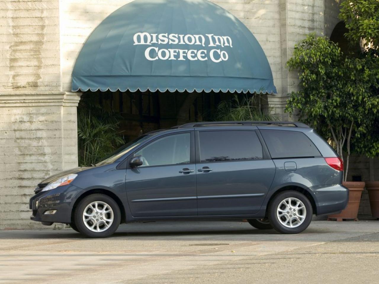 Used 2010 Toyota Sienna CE 7 Passenger 7 PASSENGER, RARE ALL WHEEL DRIVE, for sale in Ottawa, ON