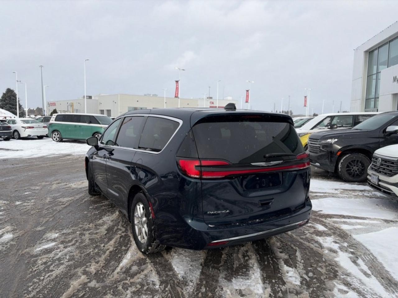 2024 Chrysler Pacifica Touring L  - Apple CarPlay Photo2