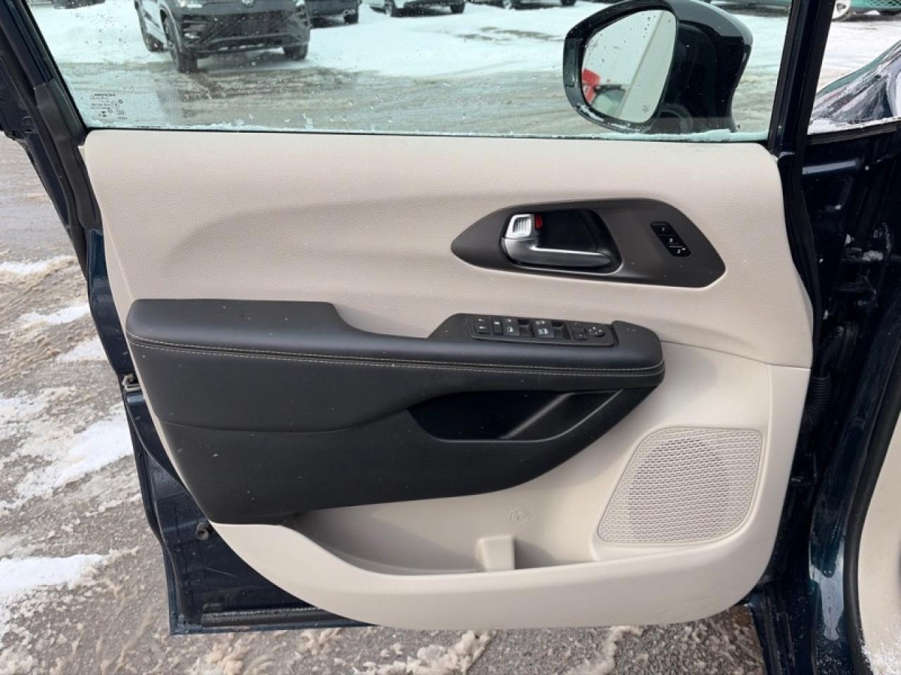 2024 Chrysler Pacifica Touring L  - Apple CarPlay Photo