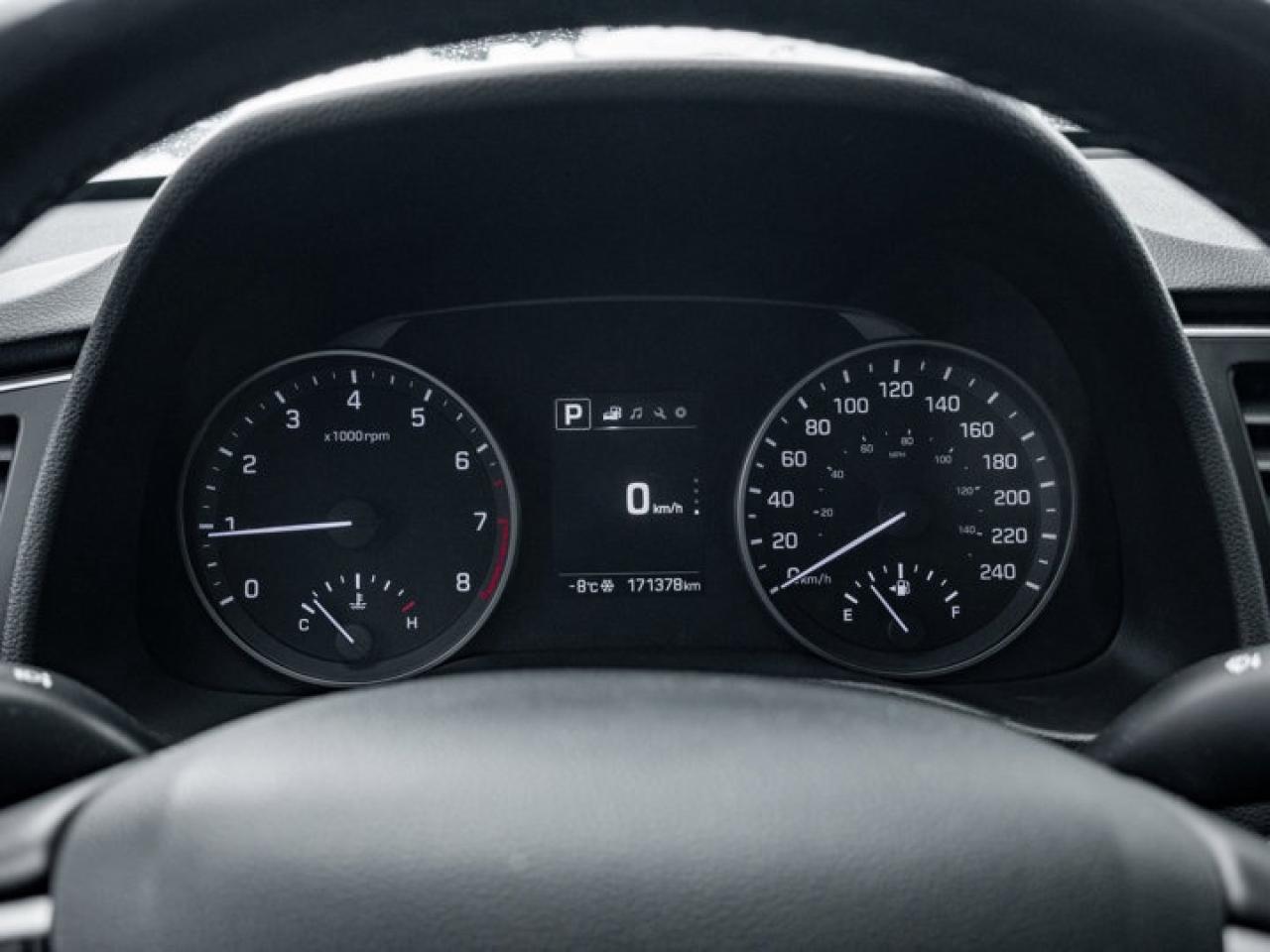 2017 Hyundai Elantra GLS Photo3