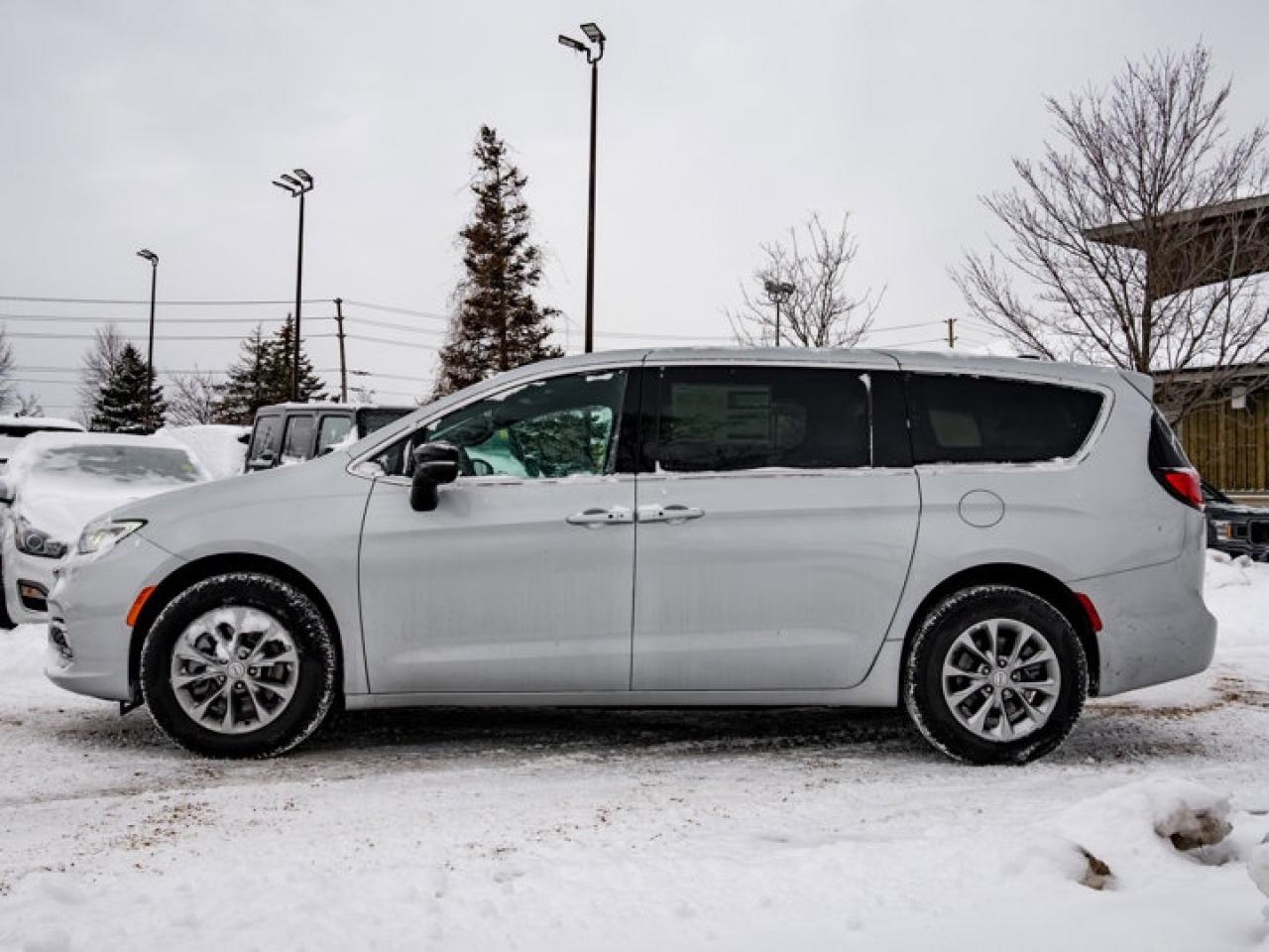 2026 Chrysler Pacifica Select Photo