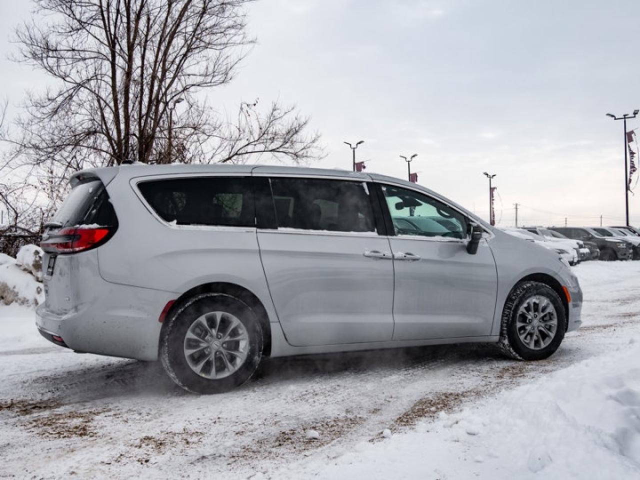 2026 Chrysler Pacifica Select Photo