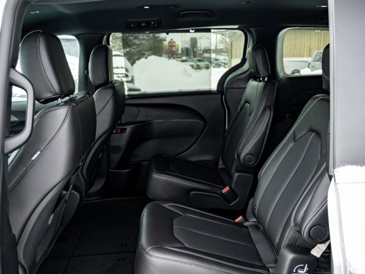 2026 Chrysler Pacifica Select Photo