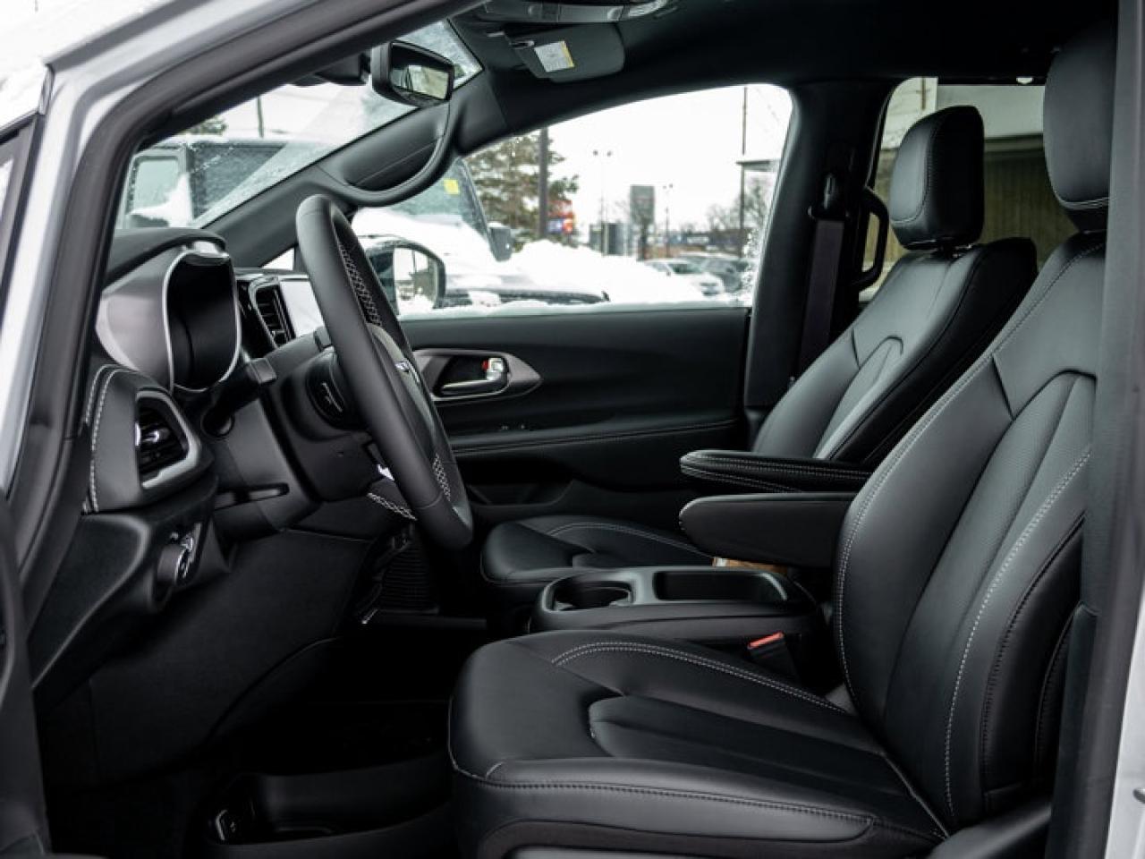 2026 Chrysler Pacifica Select Photo