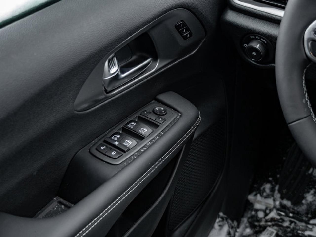 2026 Chrysler Pacifica Select Photo