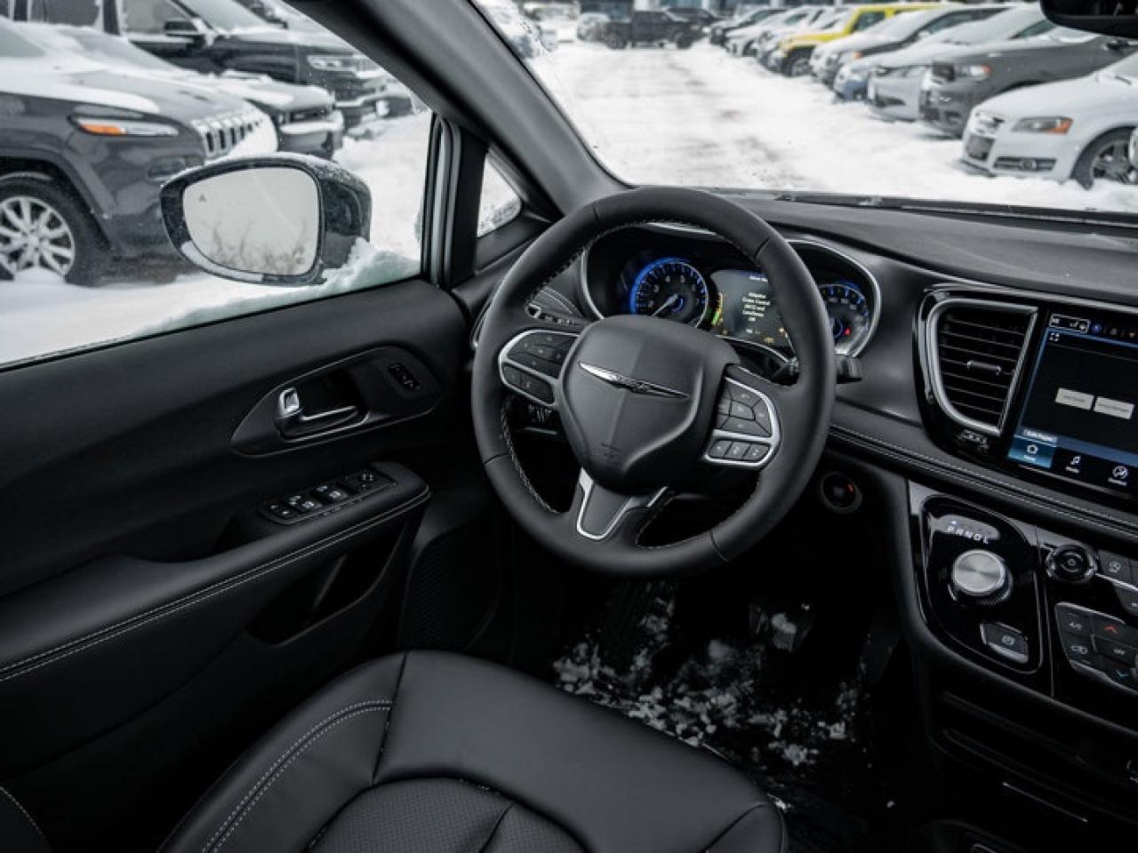 2026 Chrysler Pacifica Select Photo