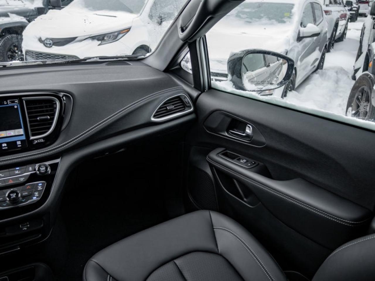 2026 Chrysler Pacifica Select Photo