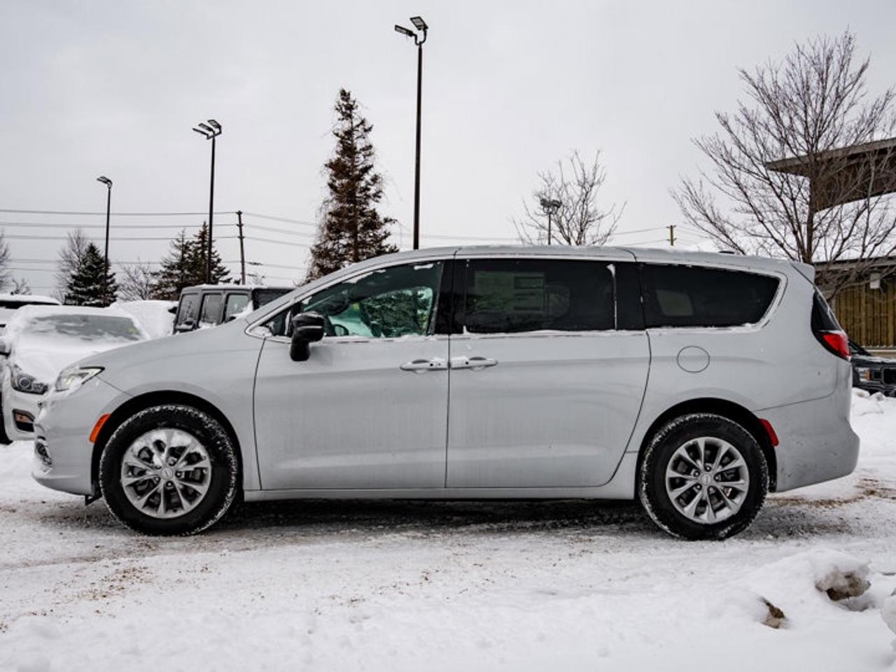 2026 Chrysler Pacifica Select Photo4