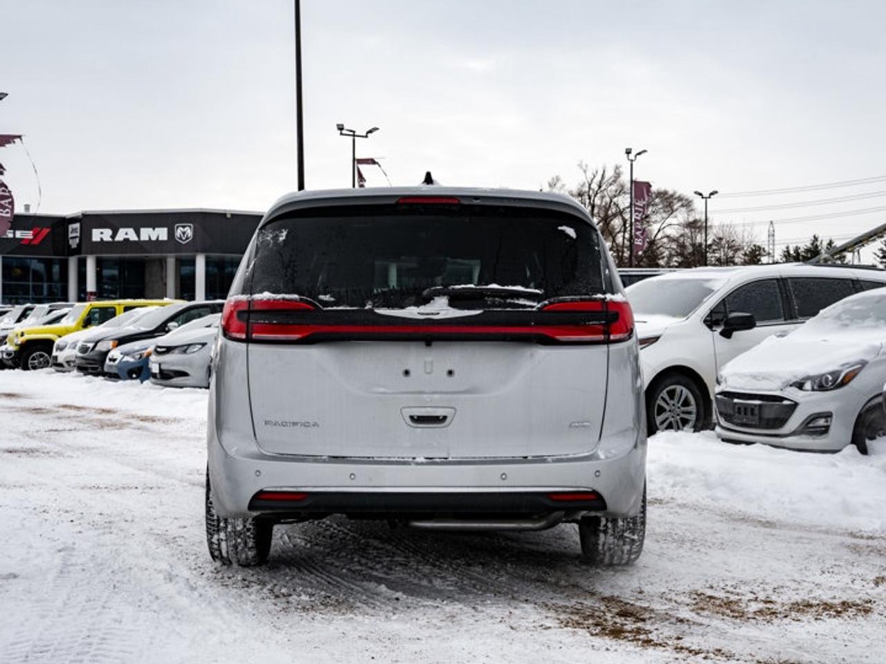 2026 Chrysler Pacifica Select Photo