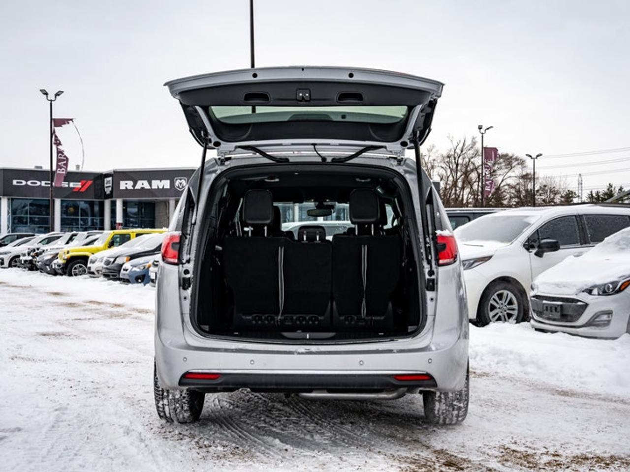 2026 Chrysler Pacifica Select Photo