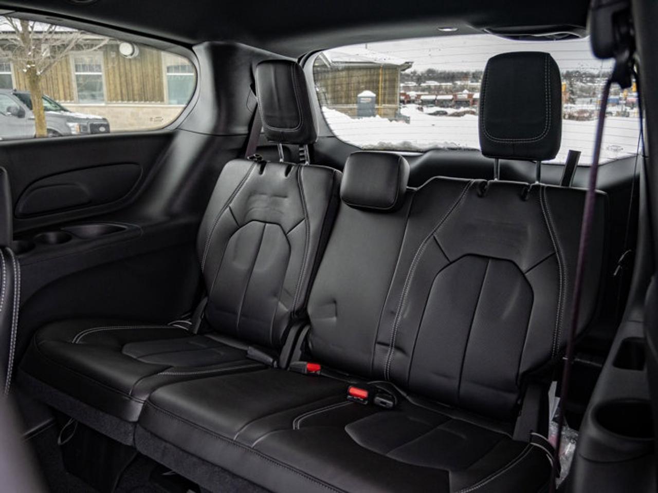 2026 Chrysler Pacifica Select Photo