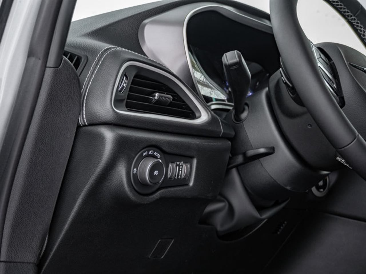 2026 Chrysler Pacifica Select Photo