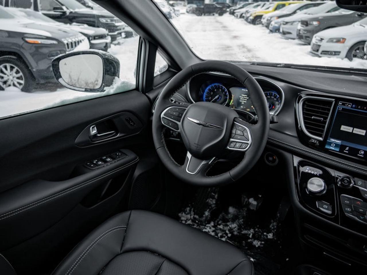 2026 Chrysler Pacifica Select Photo