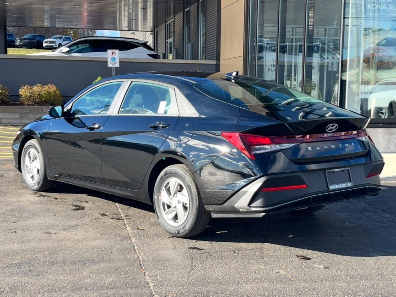 2026 Hyundai Elantra Essential IVT Photo3