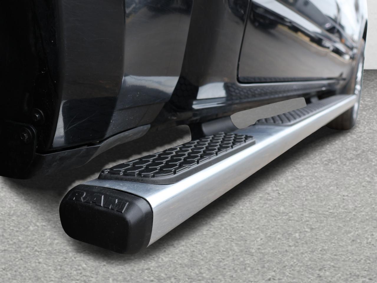 2019 RAM 1500 BIG HORN HEMI 4WD CERTIFIED *ACCIDENT FREE*DODGE MAINTAIN* CAMERA NAV BLUETOOTH HEATED SEATS CRUISE ALLOYS Photo