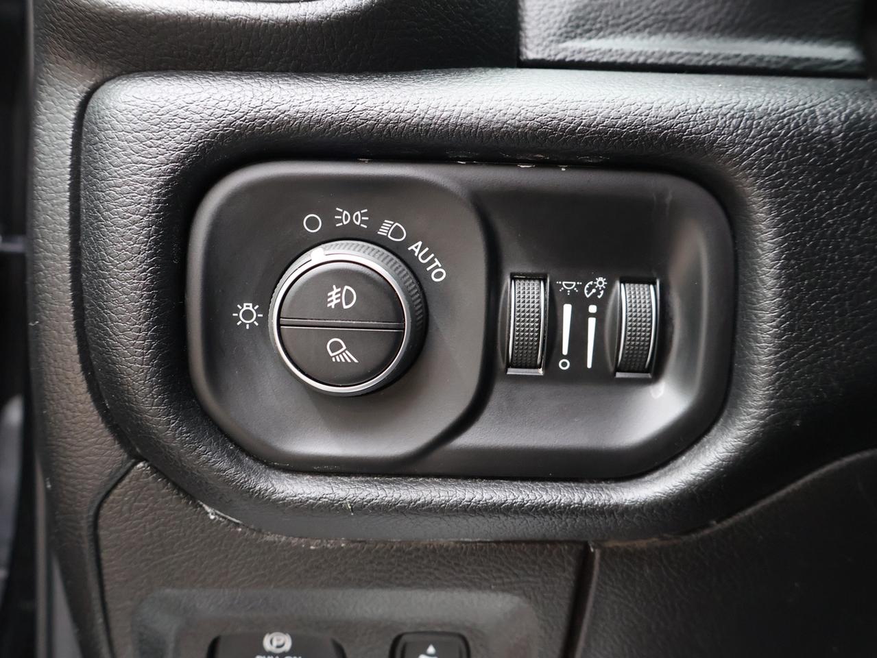 2019 RAM 1500 BIG HORN HEMI 4WD CERTIFIED *ACCIDENT FREE*DODGE MAINTAIN* CAMERA NAV BLUETOOTH HEATED SEATS CRUISE ALLOYS Photo